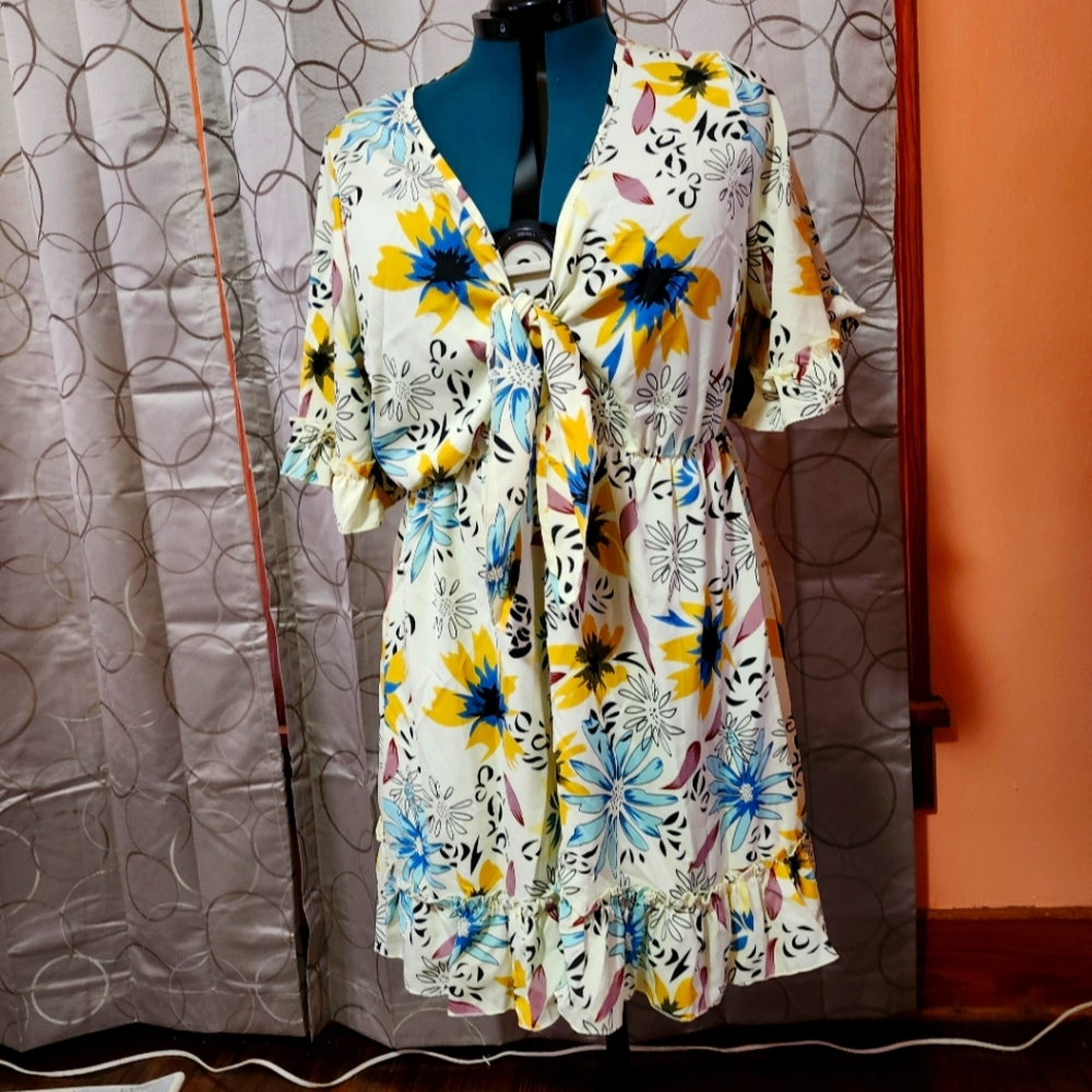 Floral dress with tie in front. Xl